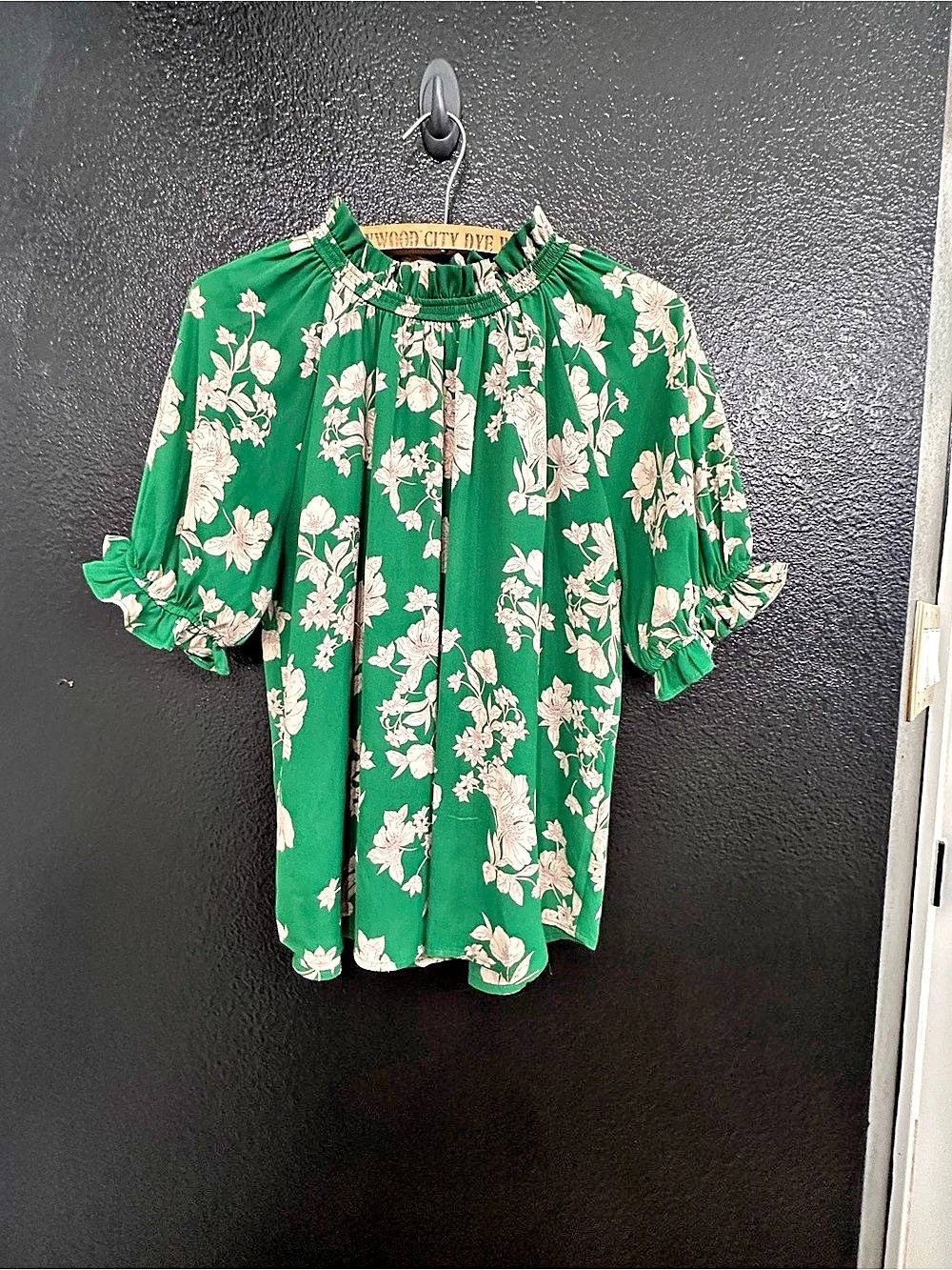 Sienna Sky Floral Blouse in Green & White Size Medium Like New